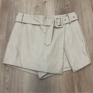 Le Lis Cream Belted Skort